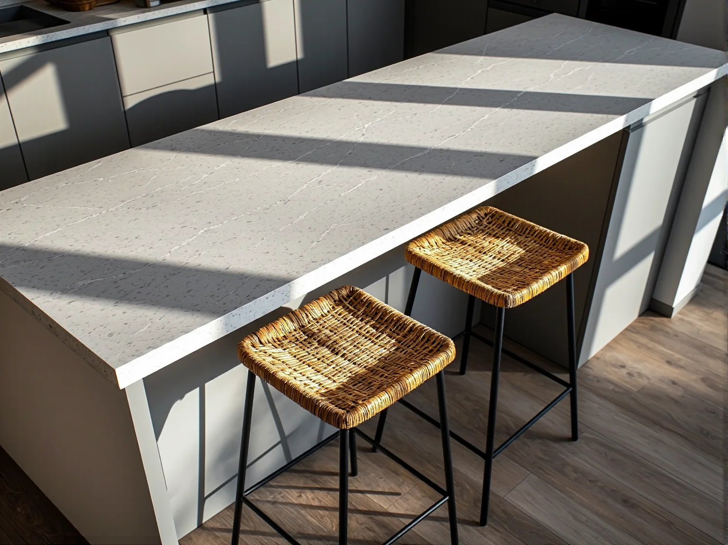 Dwa ekologiczne hokery przy wyspie kuchennej, tworzące stylową i zrównoważoną aranżację jadalni.