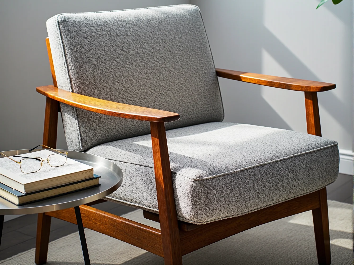 Nowoczesna lampa podłogowa z metalowym kloszem stojąca obok odnowionego fotela w minimalistycznym salonie.