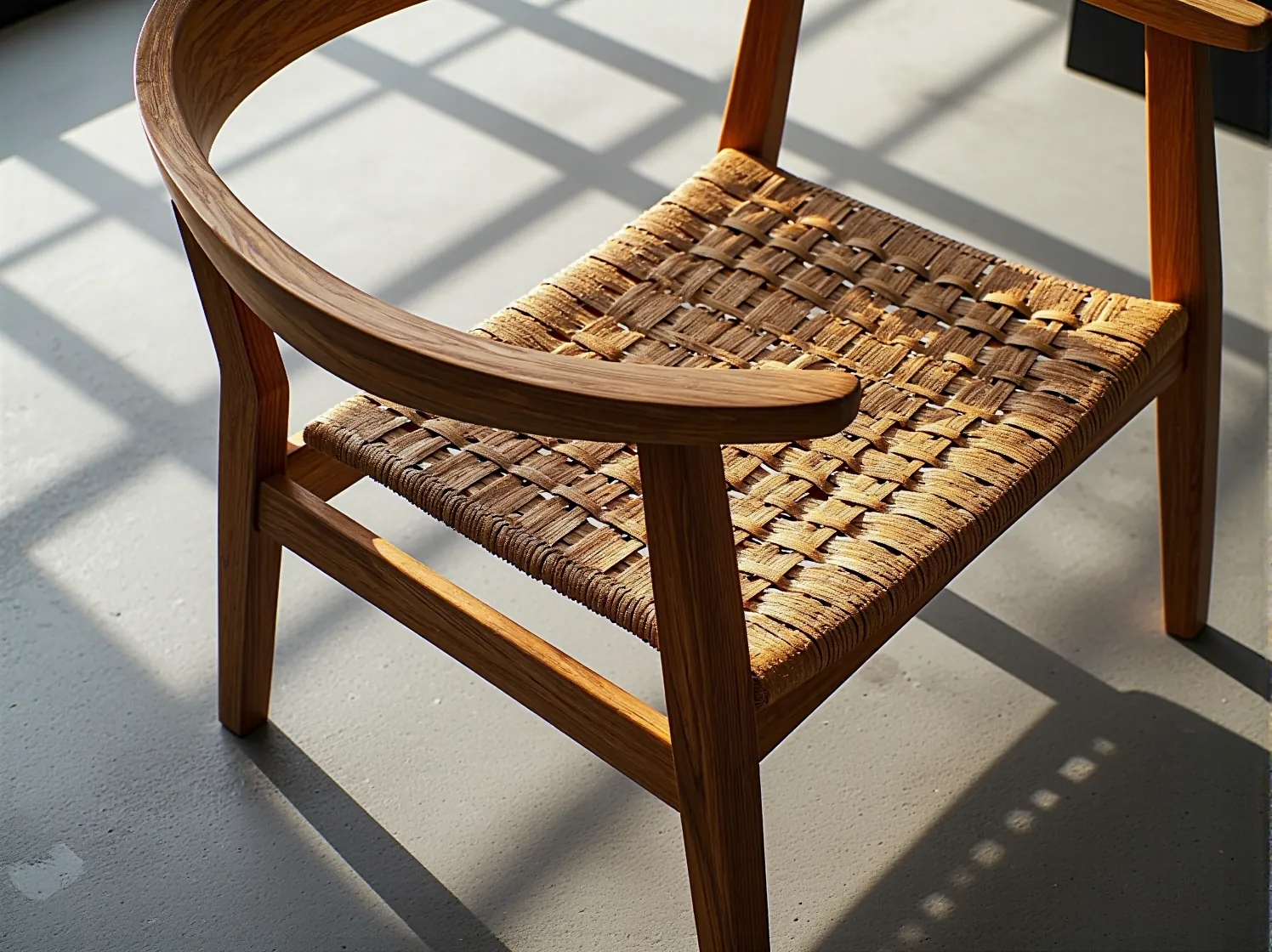 Zbliżenie na precyzyjne, rzemieślnicze łączenie w luksusowym, drewnianym stole. Polski design mebli.