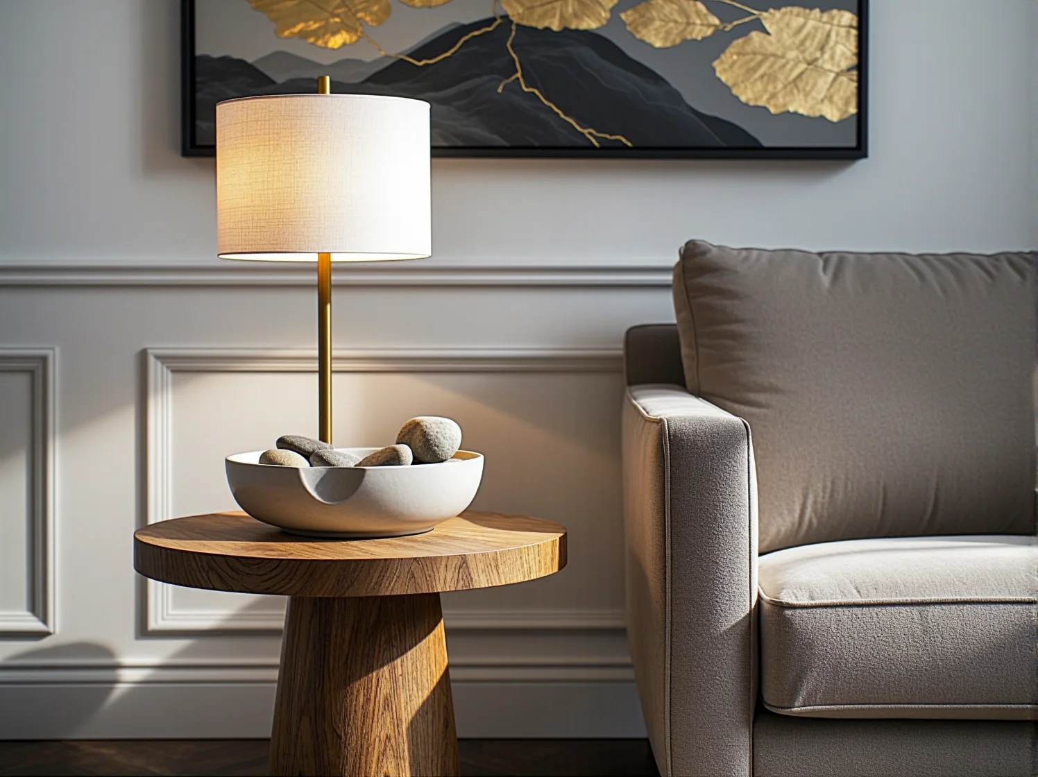 Jasna sofa w salonie glamour z drewnianymi akcentami japandi i luksusowym oświetleniem.