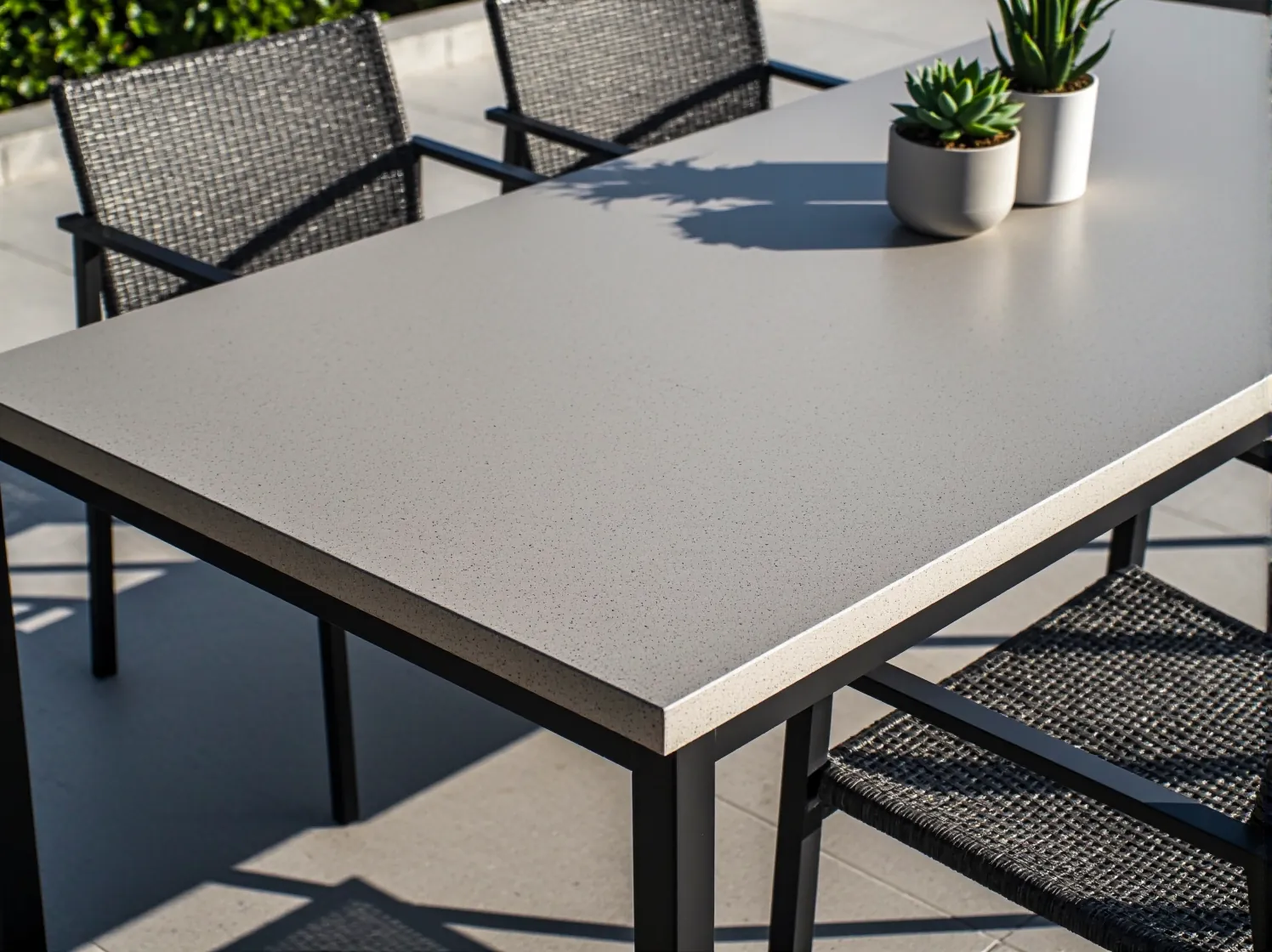 Minimalistyczny, czarny stół na taras w stylu industrialnym, wykonany z metalu i drewna kompozytowego.