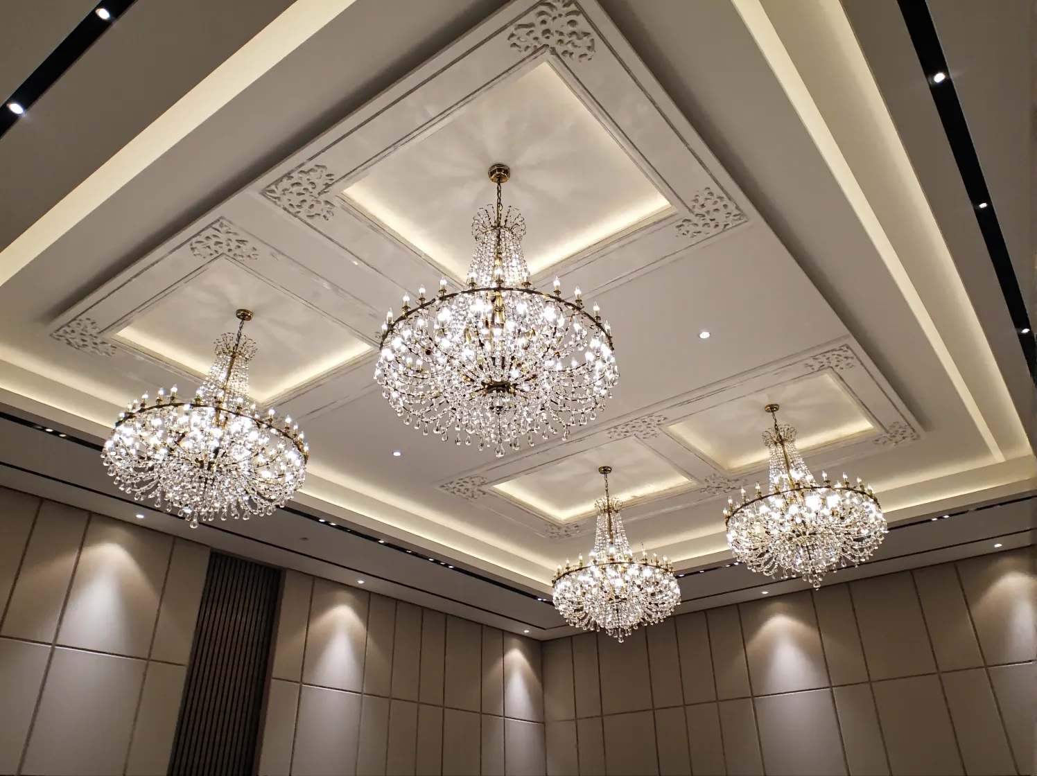 Przestrzeń bankietowa w hotelu z wydzieloną strefą relaksu. Wygodne fotele i stoliki dla gości eventu.