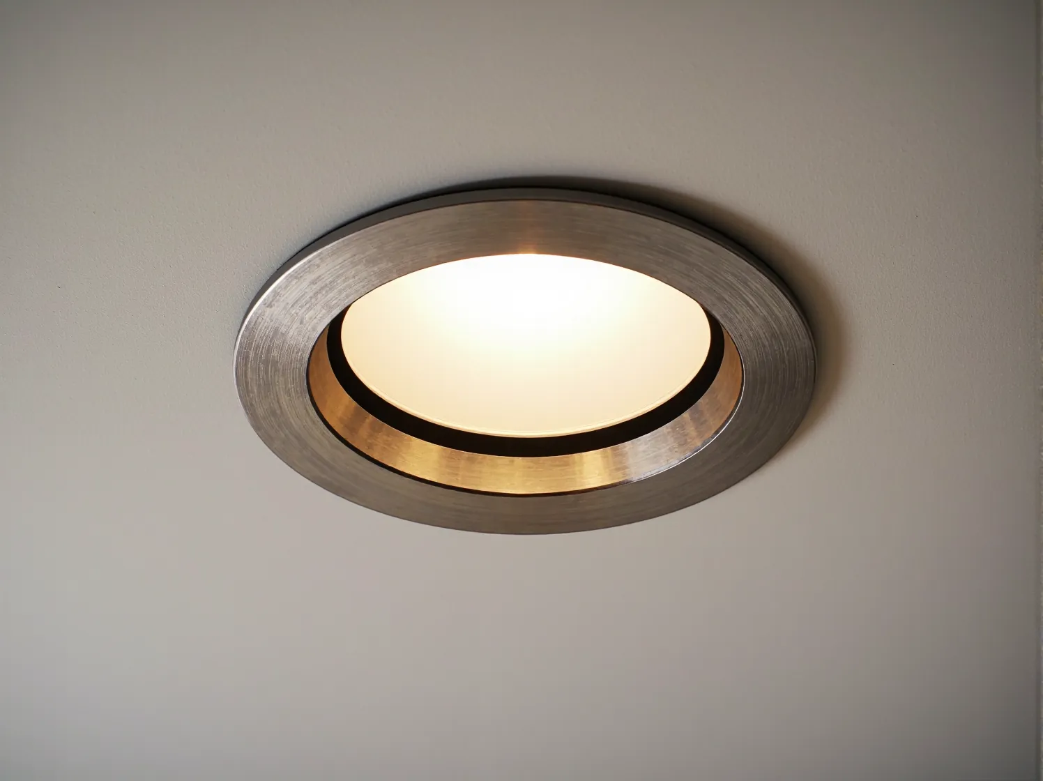 Wodoszczelna lampa LED z wysoką klasą szczelności (IP), idealna do montażu w strefie prysznica lub nad wanną.